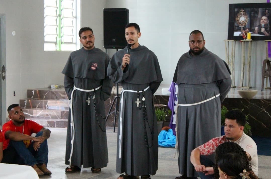 Frades do SAV marcam presença vocacional em Águas Lindas de Goiás