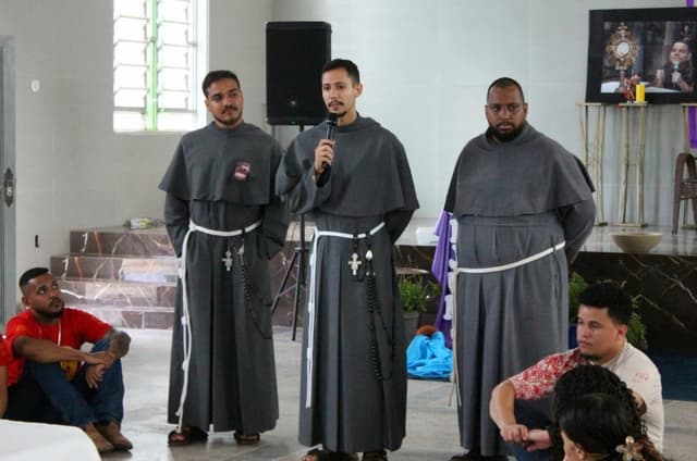 Frades do SAV marcam presença vocacional em Águas Lindas de Goiás